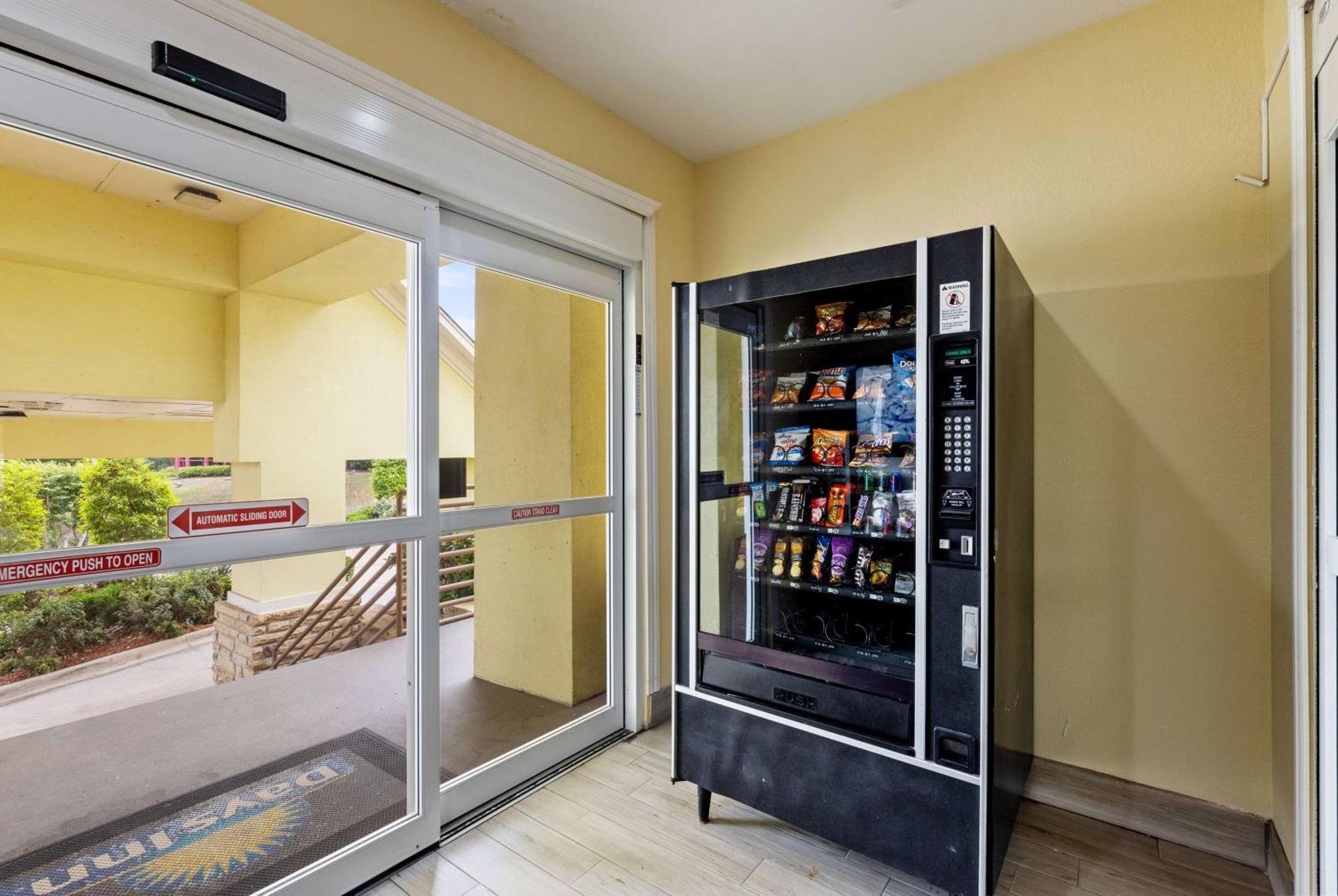 Days Inn & Suites By Wyndham Dfw Airport South-יולס מראה חיצוני תמונה