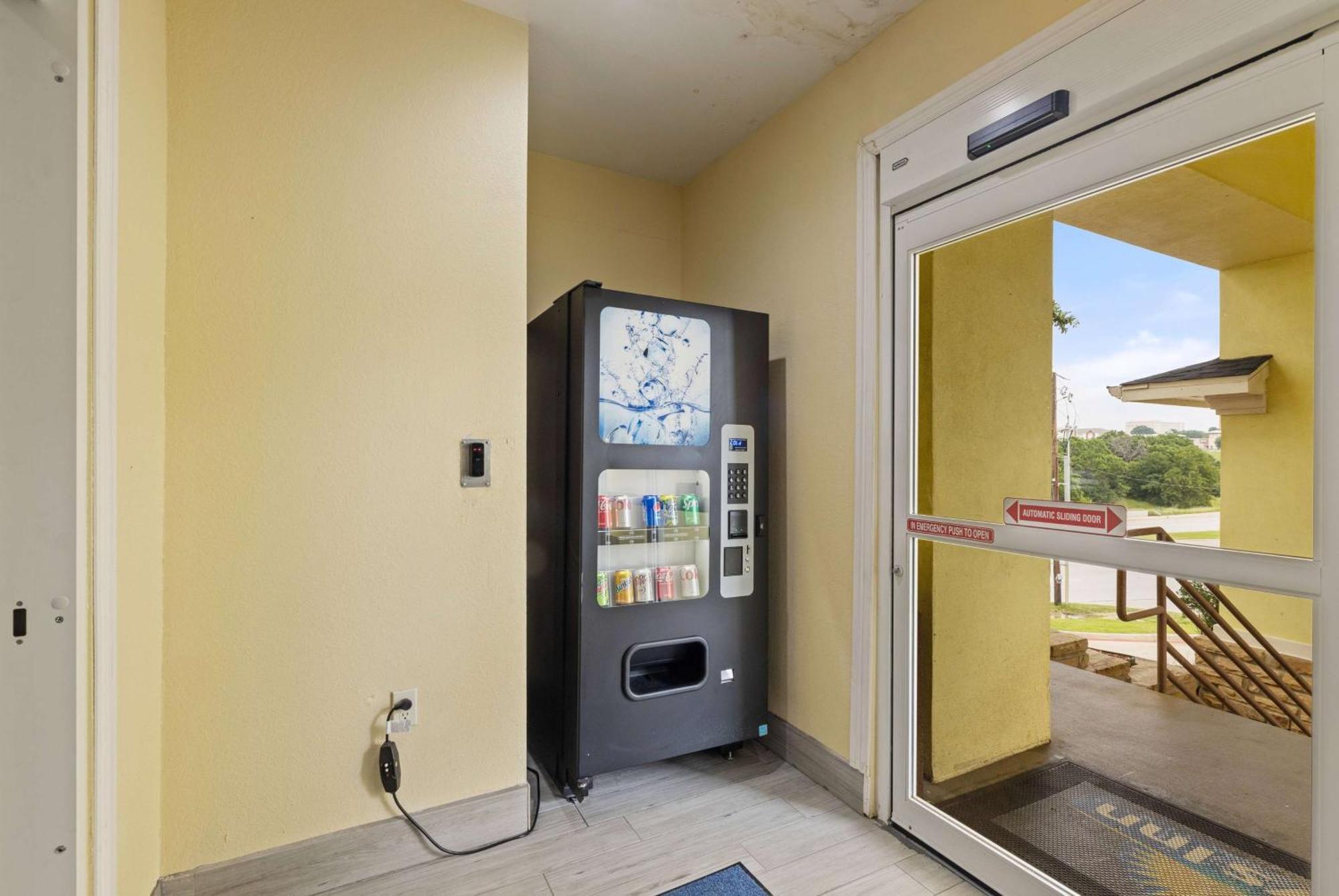 Days Inn & Suites By Wyndham Dfw Airport South-יולס מראה חיצוני תמונה