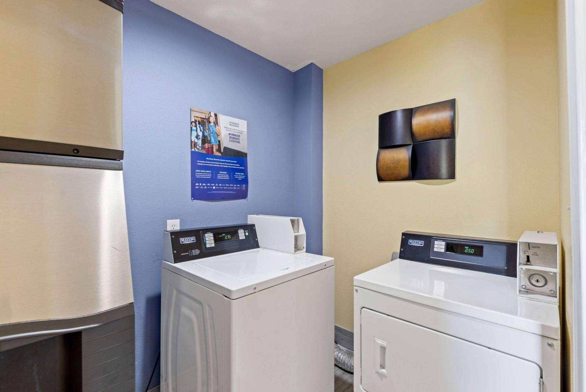 Days Inn & Suites By Wyndham Dfw Airport South-יולס מראה חיצוני תמונה