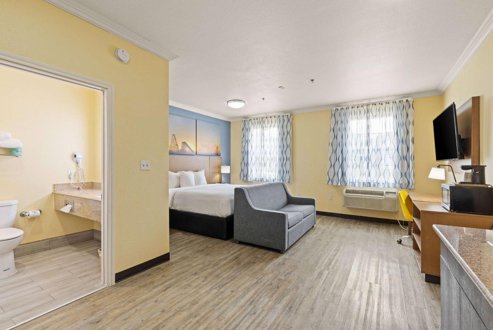 Days Inn & Suites By Wyndham Dfw Airport South-יולס מראה חיצוני תמונה