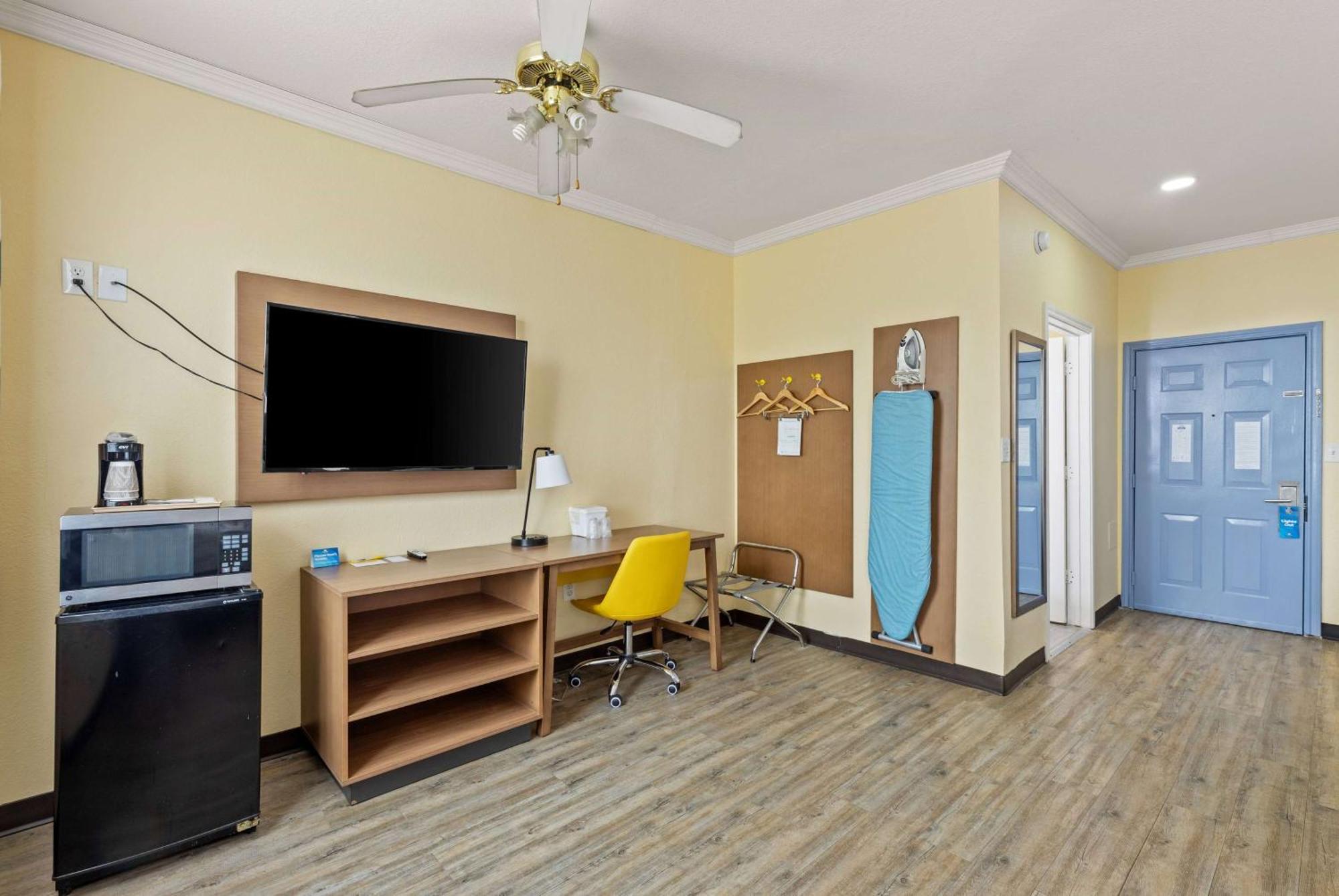 Days Inn & Suites By Wyndham Dfw Airport South-יולס מראה חיצוני תמונה