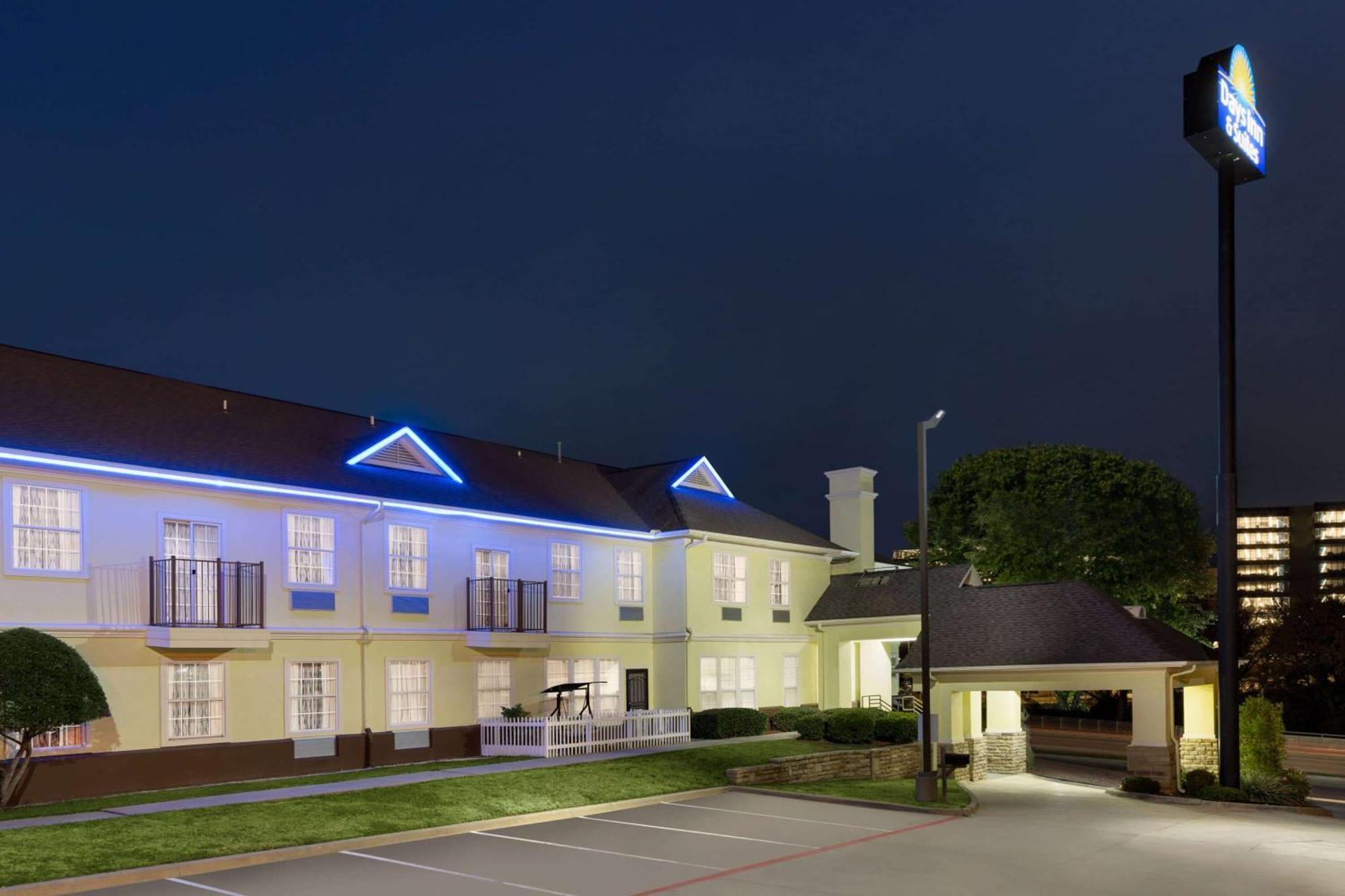 Days Inn & Suites By Wyndham Dfw Airport South-יולס מראה חיצוני תמונה